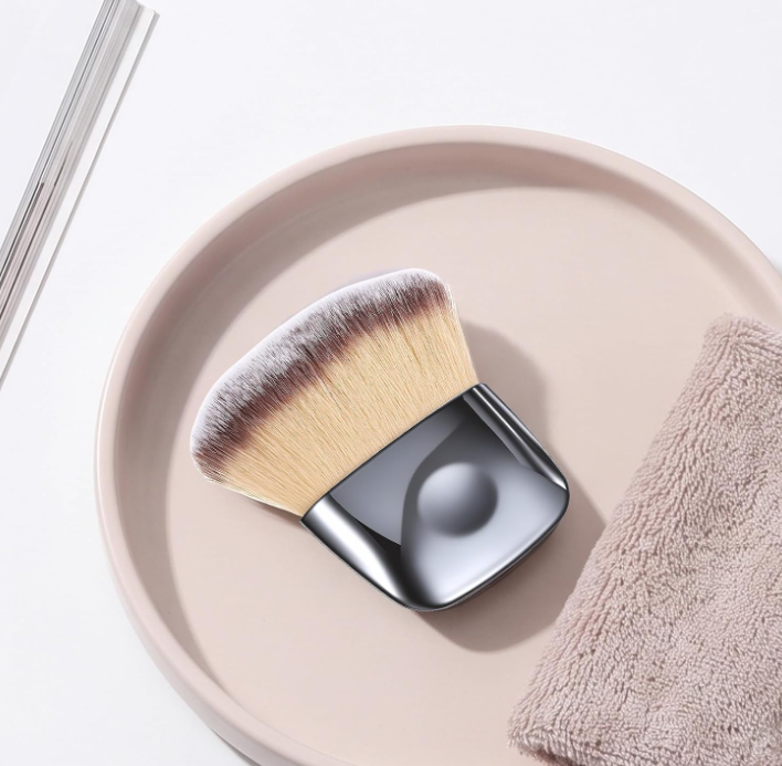 26.1 Mini Fluffy Powder and Blush Makeup Brush with Compact Handle - Image 1