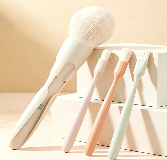 29.1 4-in-1 Magnetic Portable Makeup Brush Set - Image 1